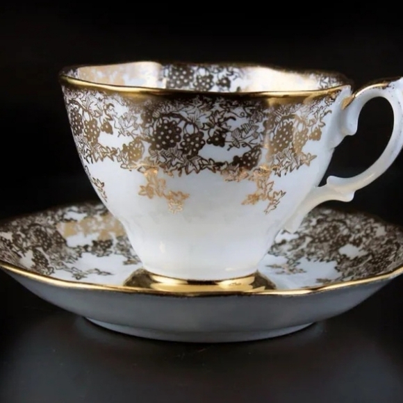 VINTAGE 4 piecea total Albert footed teacup grapevine pattern 22k gold gilt - Picture 2 of 10
